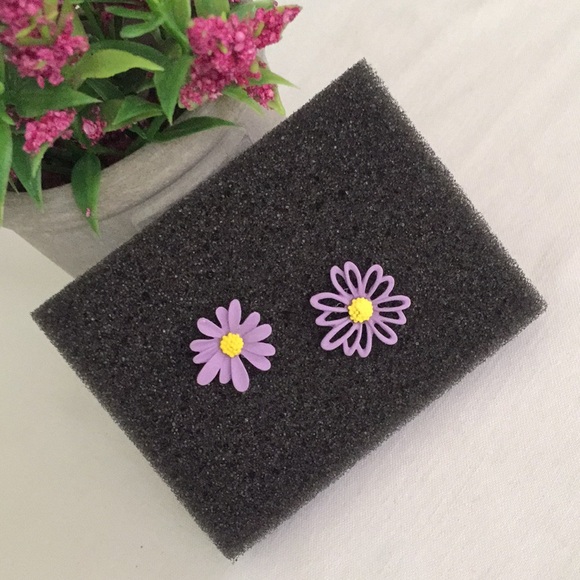 π2/$20 - Asymmetrical Daisies Stud Earrings (Purple)